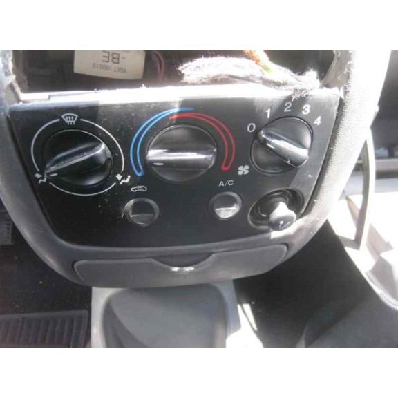 ford fiesta berlina del año 2000