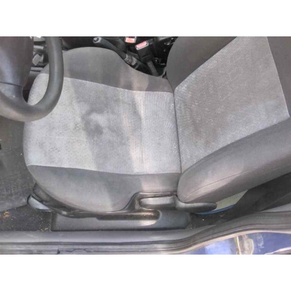 ford fiesta berlina del año 2000