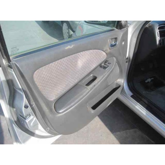 toyota avensis berlina (t 22) del año 2002