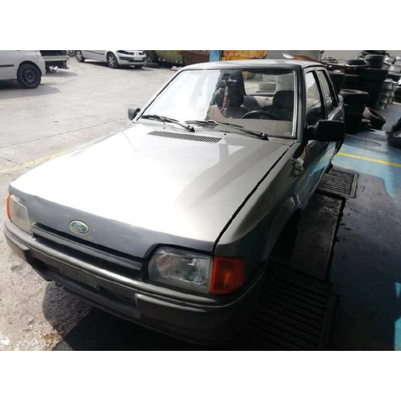 ford escort berlina del año 1986