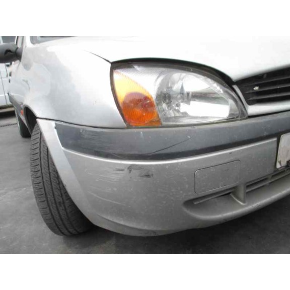 ford fiesta berlina del año 2000