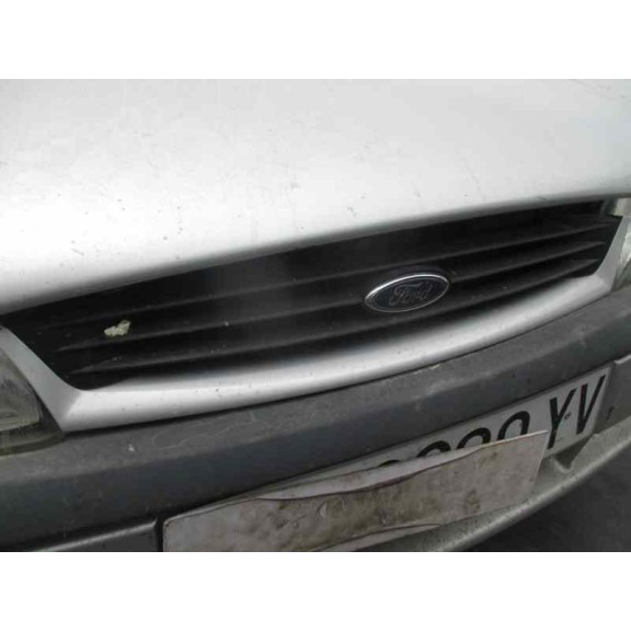 ford fiesta berlina del año 2000