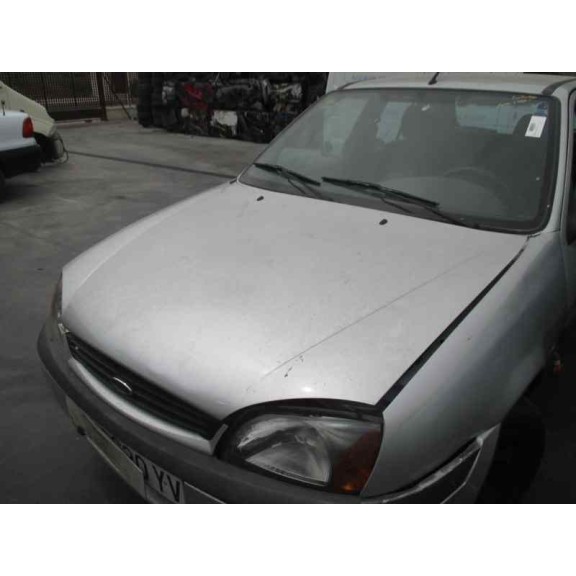 ford fiesta berlina del año 2000