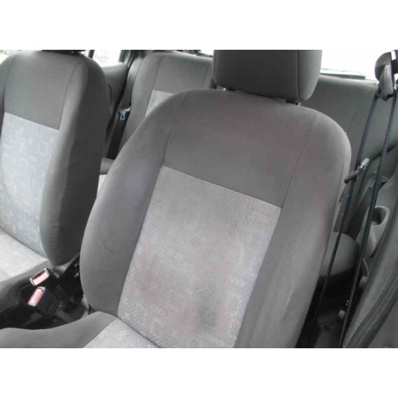 ford fiesta berlina del año 2000