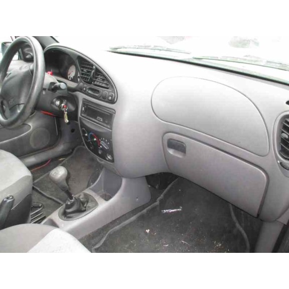 ford fiesta berlina del año 2000