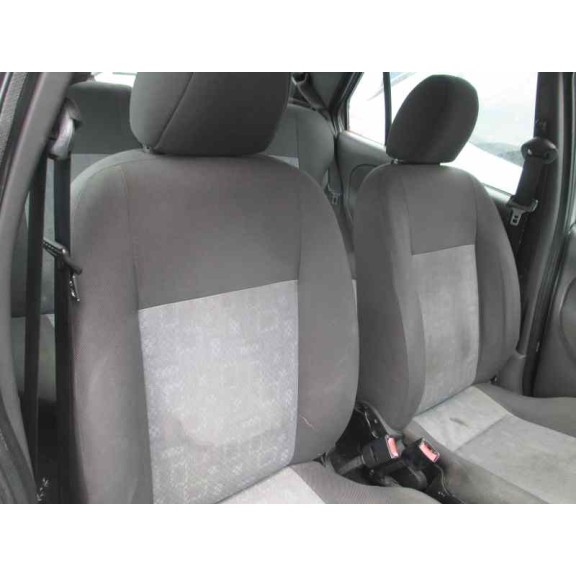 ford fiesta berlina del año 2000