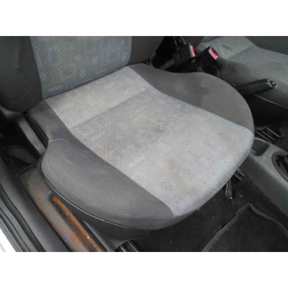 ford fiesta berlina del año 2000