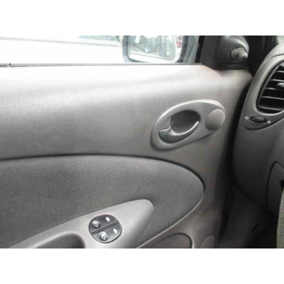 ford fiesta berlina del año 2000