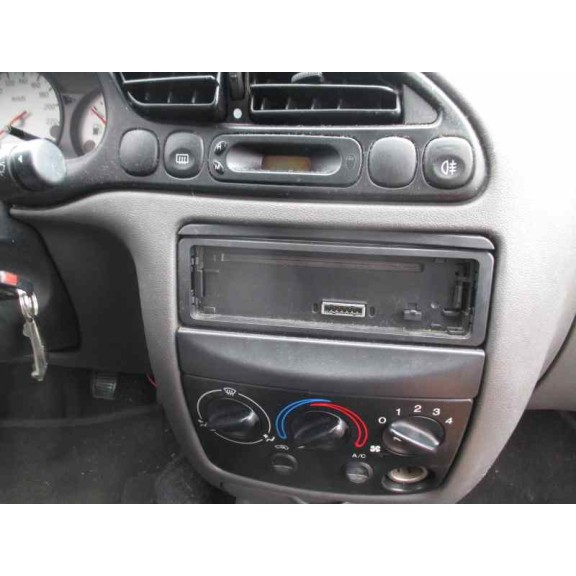 ford fiesta berlina del año 2000