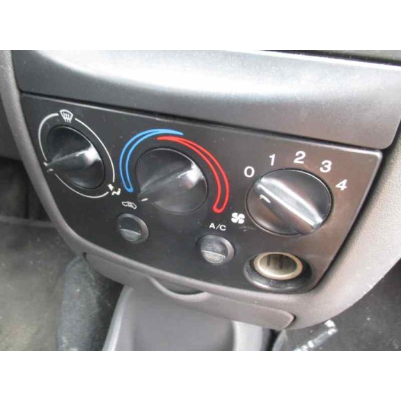 ford fiesta berlina del año 2000