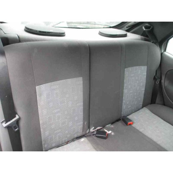 ford fiesta berlina del año 2000