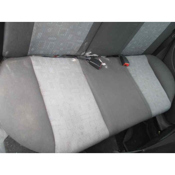 ford fiesta berlina del año 2000