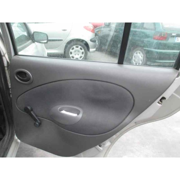 ford fiesta berlina del año 2000