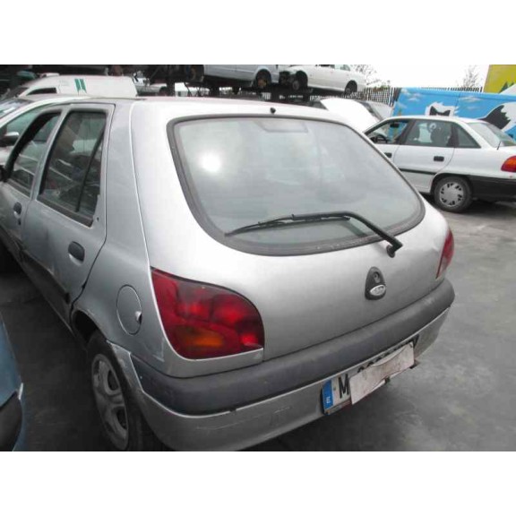 ford fiesta berlina del año 2000