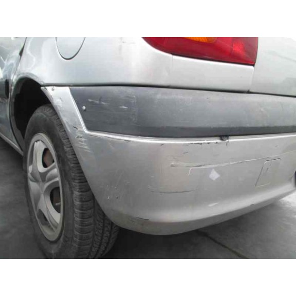 ford fiesta berlina del año 2000