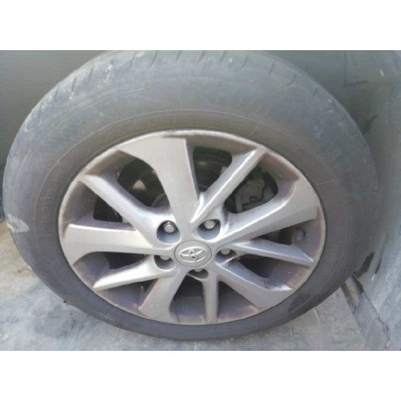 toyota auris del año 2014