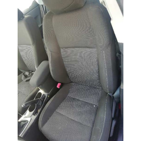 toyota auris del año 2014