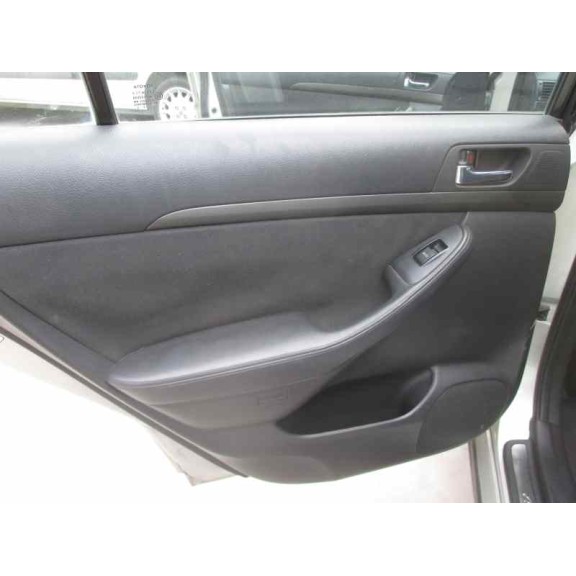 toyota avensis berlina (t25) del año 2003