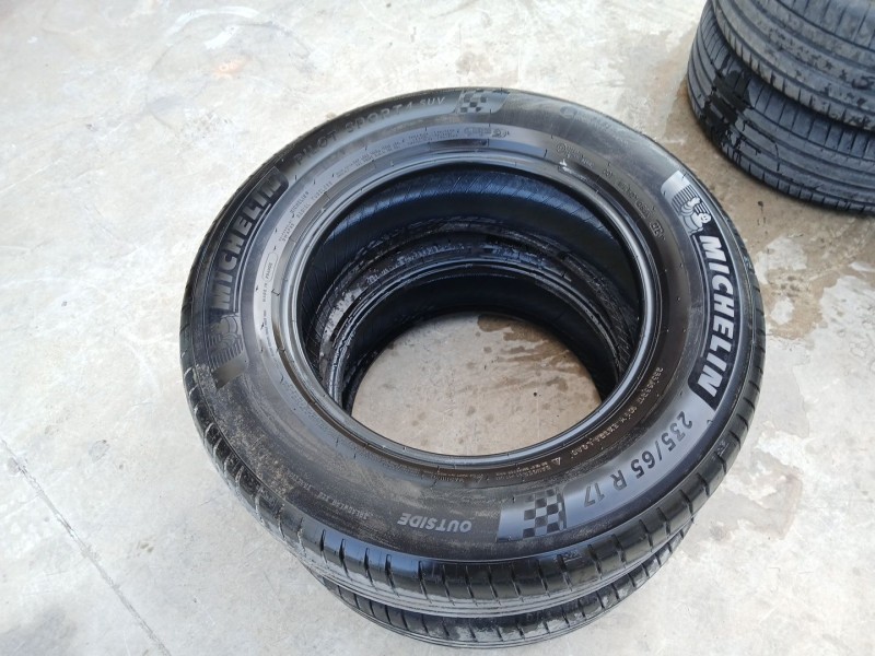 Recambio de neumatico para porsche cayenne (9pa) 3.2 referencia OEM IAM 235-65-17 108W X2 MICHELIN 2024