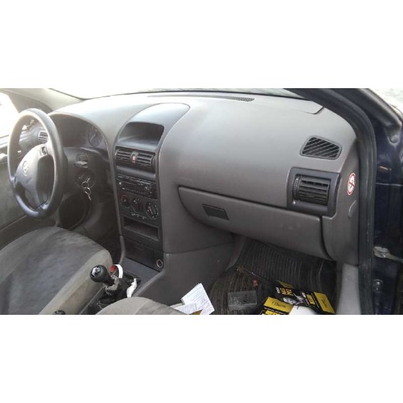 opel astra g berlina del año 2000