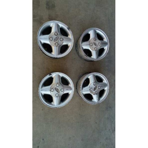 ford fiesta berlina del año 1998