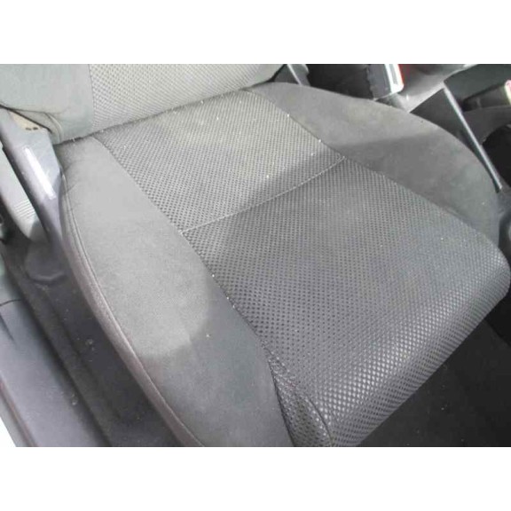 toyota avensis berlina (t25) del año 2004