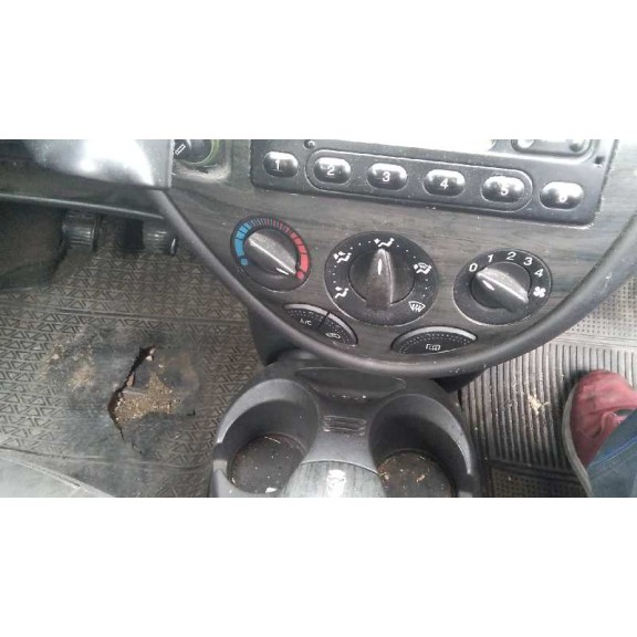 ford focus berlina (cak) del año 2000