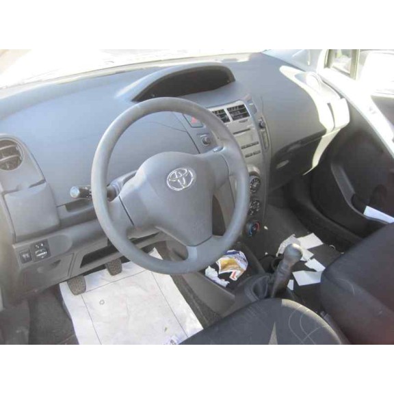 toyota yaris del año 2010