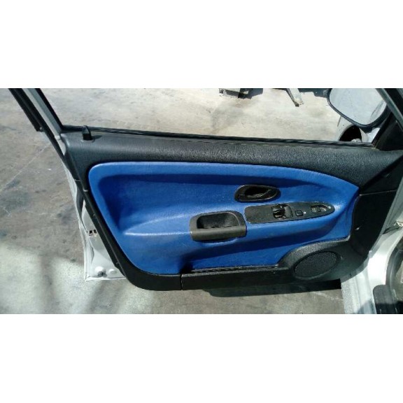 mitsubishi carisma berlina 5 (da0) del año 2002