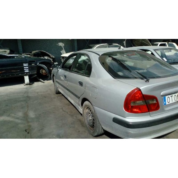 mitsubishi carisma berlina 5 (da0) del año 2002