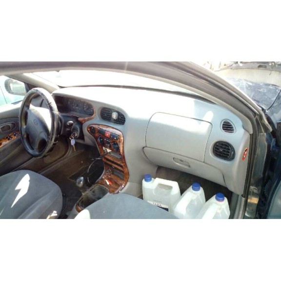 hyundai lantra berlina (rd) del año 2000