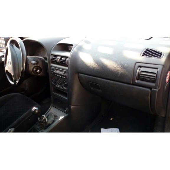 opel astra g berlina del año 2000