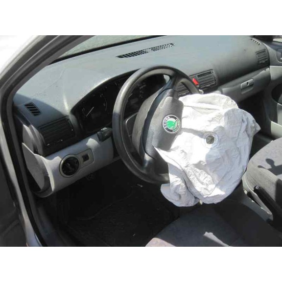 skoda octavia berlina (1u2) del año 2000