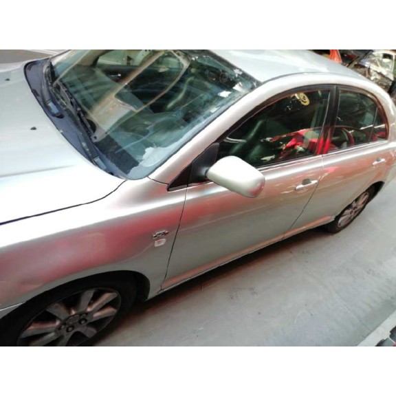 toyota avensis berlina (t25) del año 2004