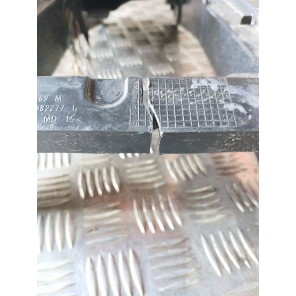 Recambio de apoyabrazos central para peugeot 407 st sport pack referencia OEM IAM 9646882880 CUERO NEGRO SOPORTE ROTO