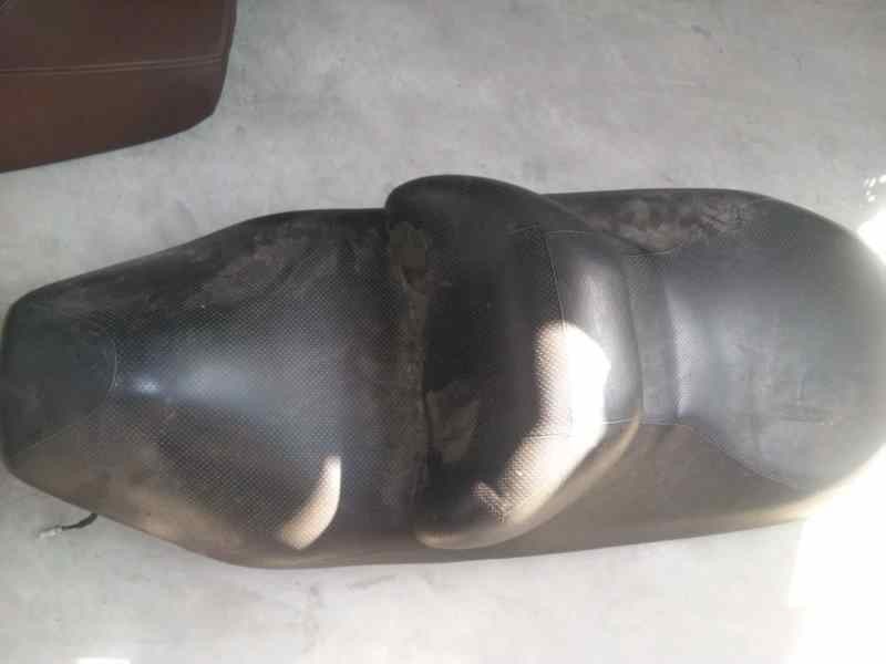 Recambio de asiento delantero izquierdo para piaggio (vespa) x10 350 x10 350ie executive referencia OEM IAM   