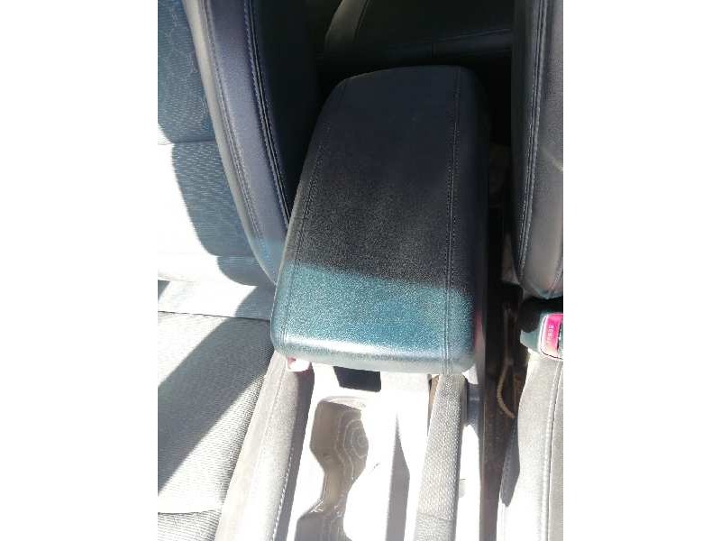 Recambio de apoyabrazos central para ssangyong tivoli limited 4x2 referencia OEM IAM   