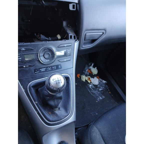 toyota auris del año 2012