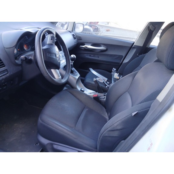 toyota auris del año 2012