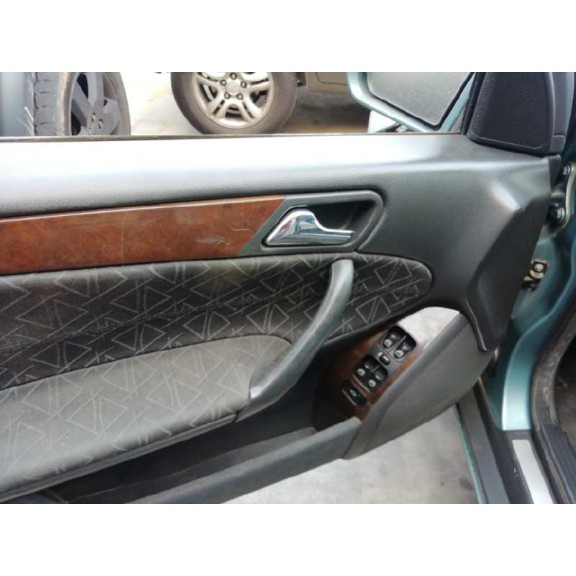 mercedes-benz clase c (w203) berlina del año 2001