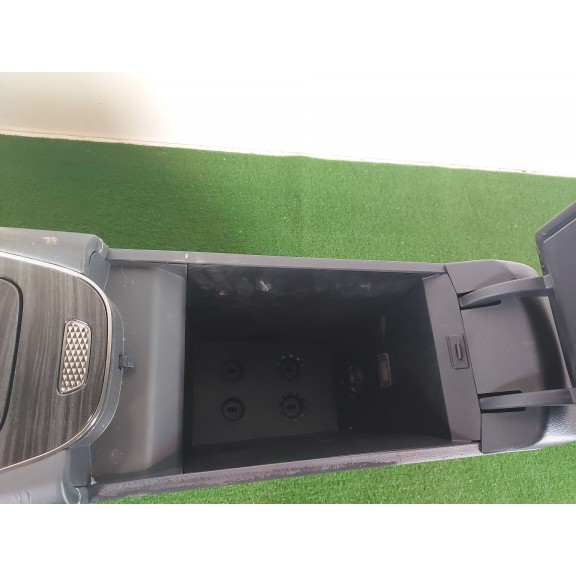 Recambio de apoyabrazos central para omoda 5 referencia OEM IAM   