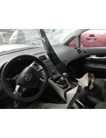 toyota auris (_e15_) del año 2010 2