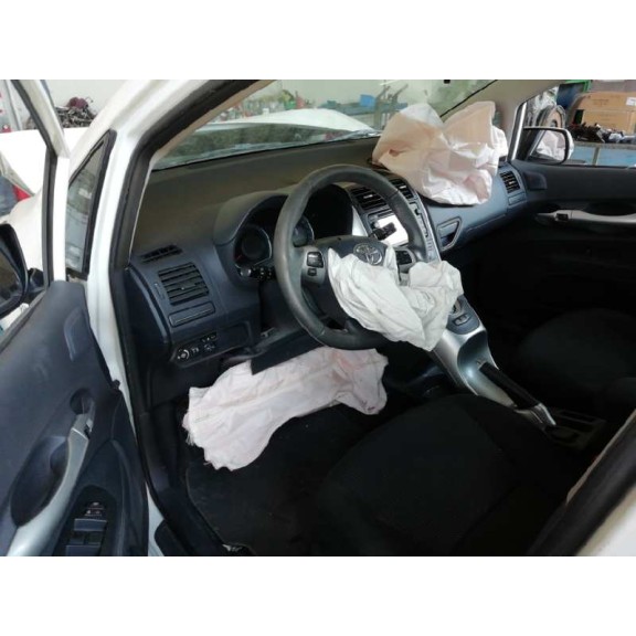 toyota auris del año 2012