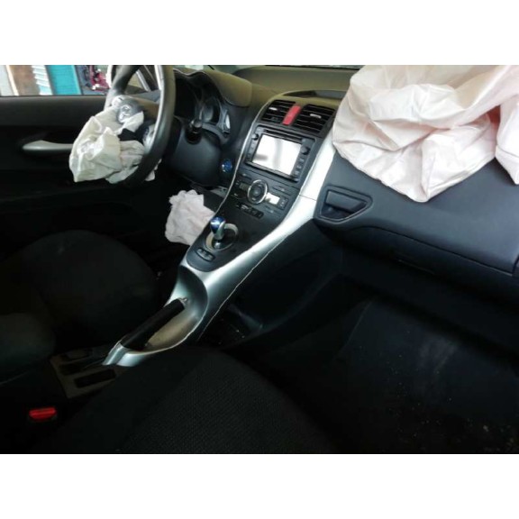 toyota auris del año 2012