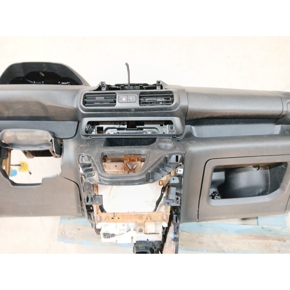 Recambio de salpicadero para peugeot rifter 1.5 bluehdi 100 referencia OEM IAM 16841899ZD  