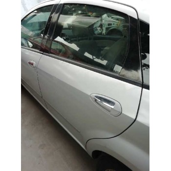 PUERTA TRASERA IZQUIERDA 1 GOLPE PEQUEÑO PLATA