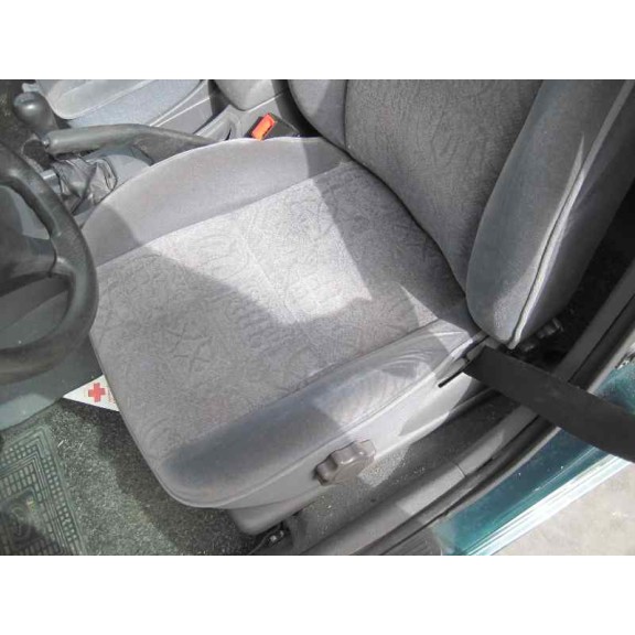 toyota avensis berlina (t 22) del año 1999