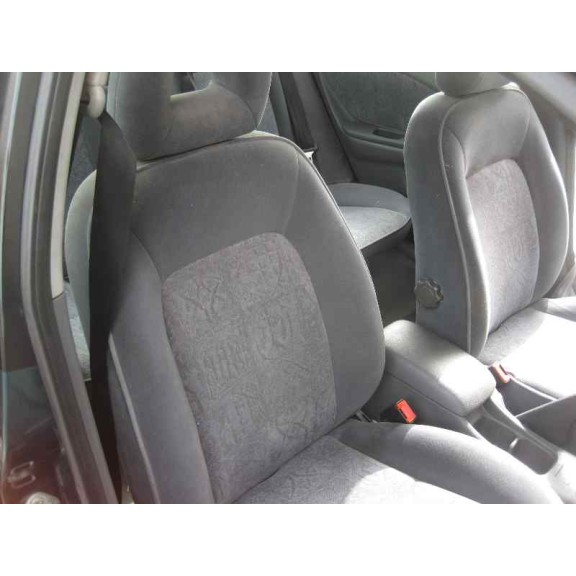 toyota avensis berlina (t 22) del año 1999