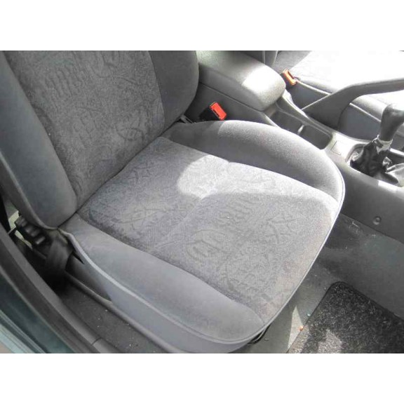 toyota avensis berlina (t 22) del año 1999