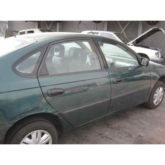 toyota avensis berlina (t 22) del año 1999